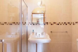 Shower, hair dryer, towels, soap - Katie Daly’s Cottage 2-bedroom on the Ring of Kerry perfect for relaxing stays (Killarney)