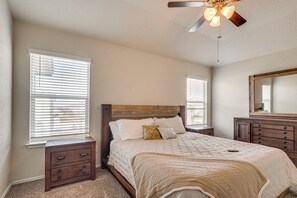 Interior - Family Friendly! 2-story Home Near Georgetown Sq (Jarrell)