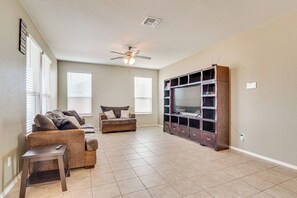 Interior - Family Friendly! 2-story Home Near Georgetown Sq (Jarrell)