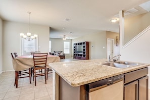 House (4 Bedrooms) | Interior