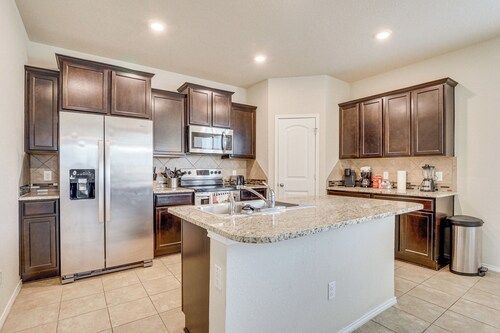 Family Friendly! 2-story Home Near Georgetown Sq