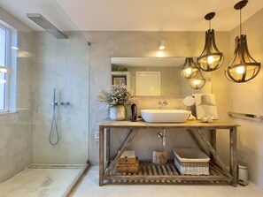 Shower, towels - Vilamoura Stylish Villa by Homing (Loulé)