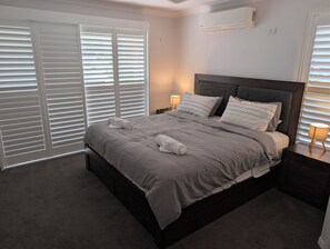 4 bedrooms, iron/ironing board, WiFi, bed sheets