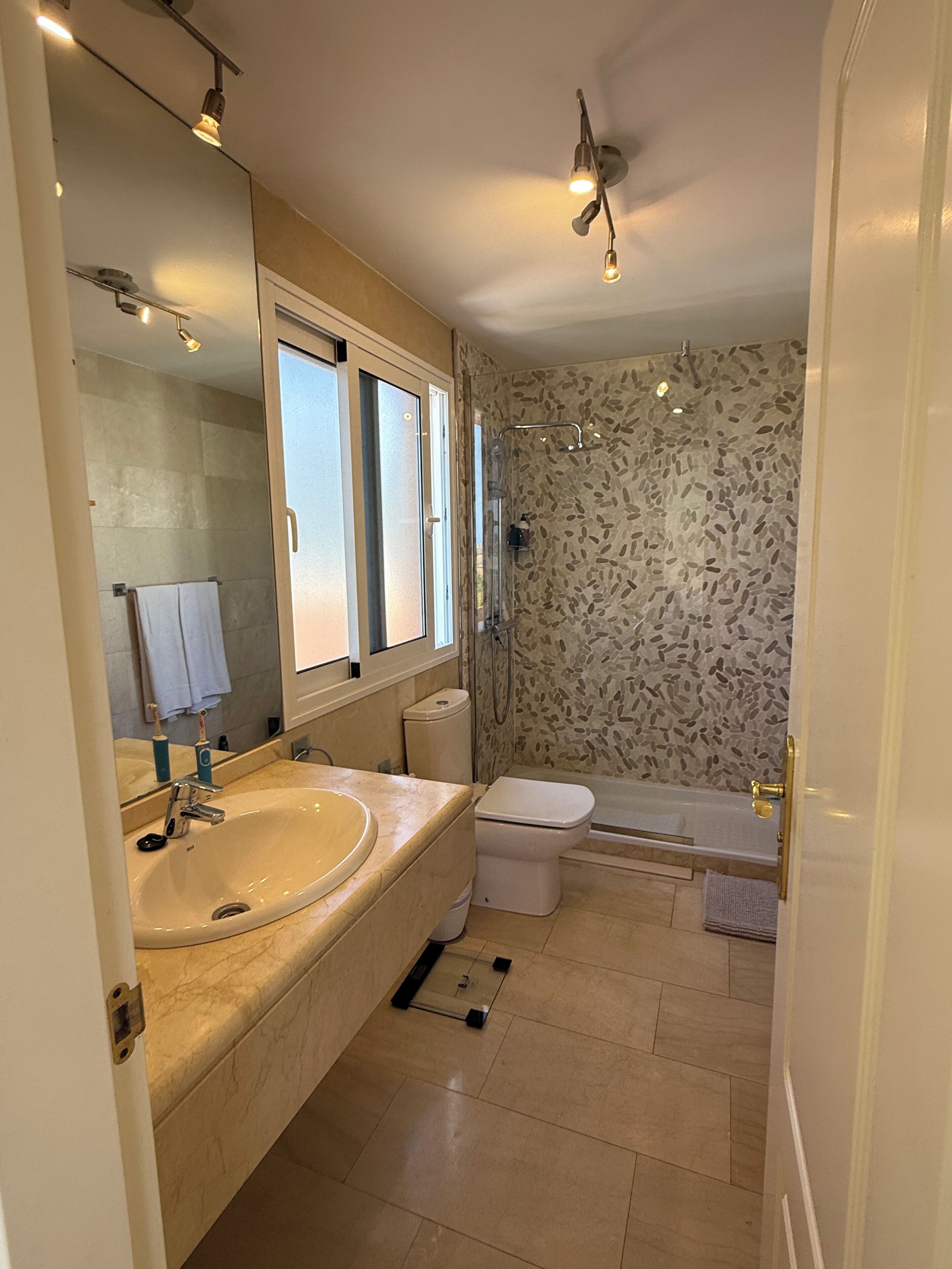 Douche, sèche-cheveux, serviettes fournies, savon