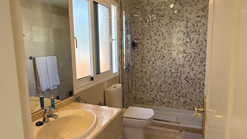 Douche, sèche-cheveux, serviettes fournies, savon
