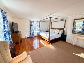4 bedrooms, iron/ironing board, Internet - Experience a relaxing vacation at this beautifully maintained estate! (Chatham)