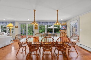 Dining - Experience a relaxing vacation at this beautifully maintained estate! (Chatham)