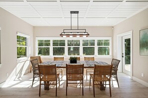 Dining - Tarawitt Tides- 2B / 2B, Stunning and Close to the Beach (Longboat Key)