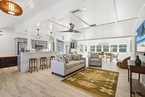 TV, offices - Tarawitt Tides- 2B / 2B, Stunning and Close to the Beach (Longboat Key)