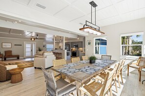 Dining - Tarawitt Tides- 2B / 2B, Stunning and Close to the Beach (Longboat Key)