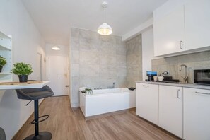 Fridge, microwave, dishwasher, toaster - Studio with jacuzzi and sea view (Empuriabrava)