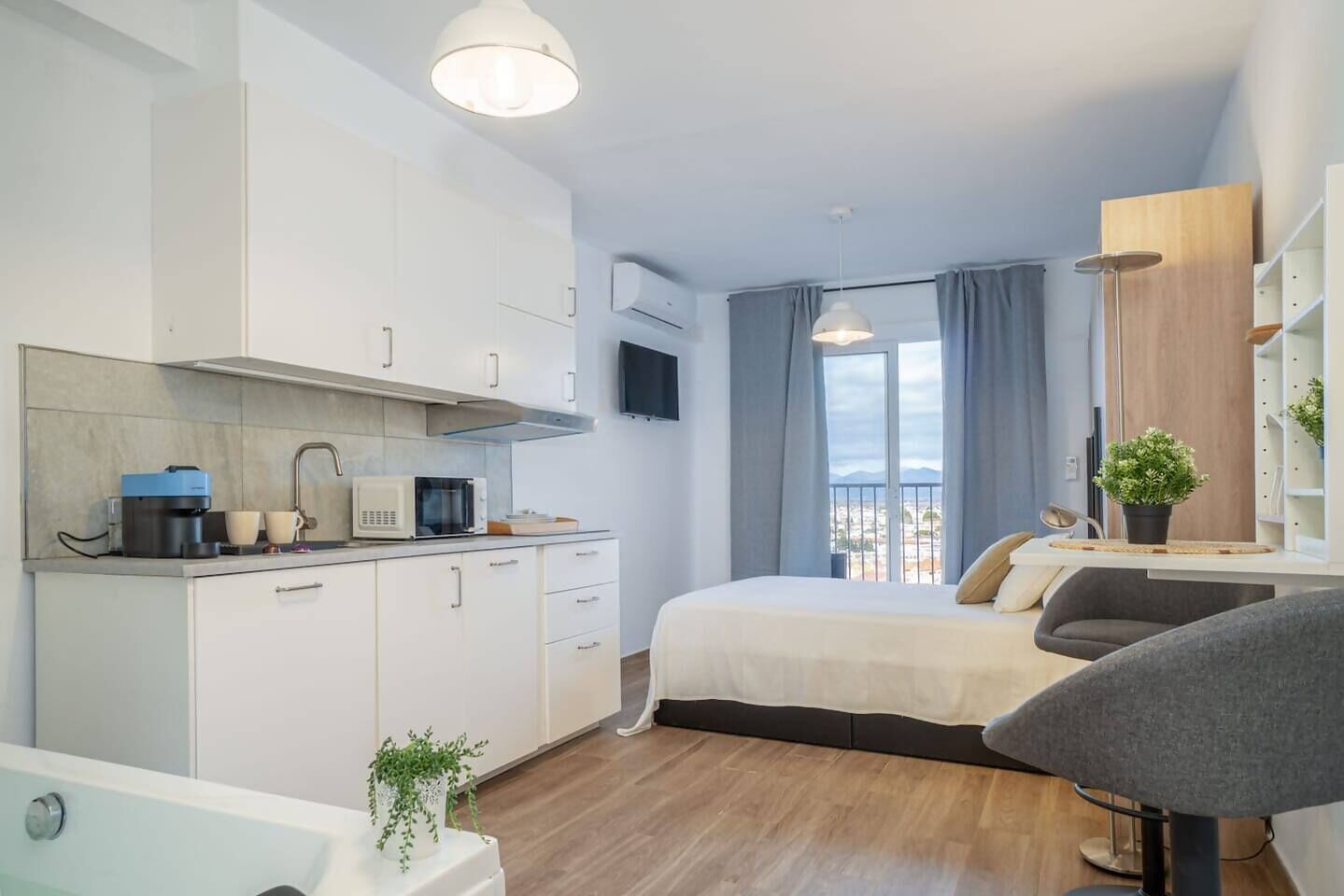 Iron/ironing board, WiFi, bed sheets