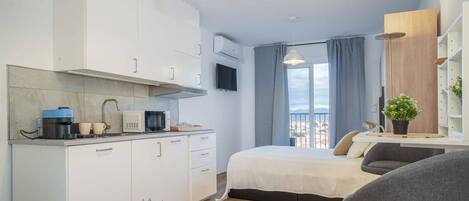 Tabla de planchar con plancha, wifi y ropa de cama