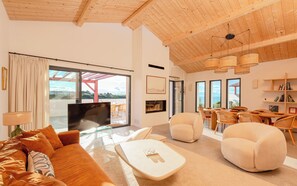 TV, fireplace, books - SUNSET . Keyweek Villa ocean view and private pool (Bidart)