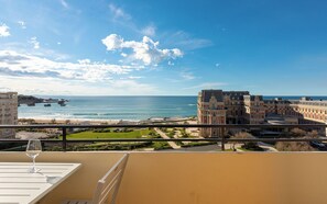 Outdoor dining - EUGENIE - Apt with balcony and sea view and Hotel du Palais in Biarritz (Biarritz)