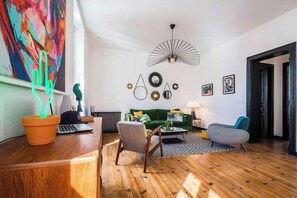 TV, stereo - LONDON AVENUE • KEYWEEK apartment Biarritz center with balcony and parking (Biarritz)