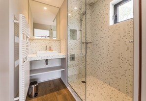 Shower, hair dryer, towels - LES PINS - KEYWEEK swimming pool garden biarritz (Biarritz)