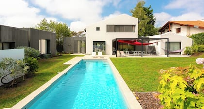 LES PINS âą KEYWEEK piscine jardin biarritz