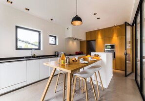 Kühlschrank, Mikrowelle, Ofen, Geschirrspüler