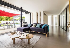 TV, books - LES PINS - KEYWEEK swimming pool garden biarritz (Biarritz)