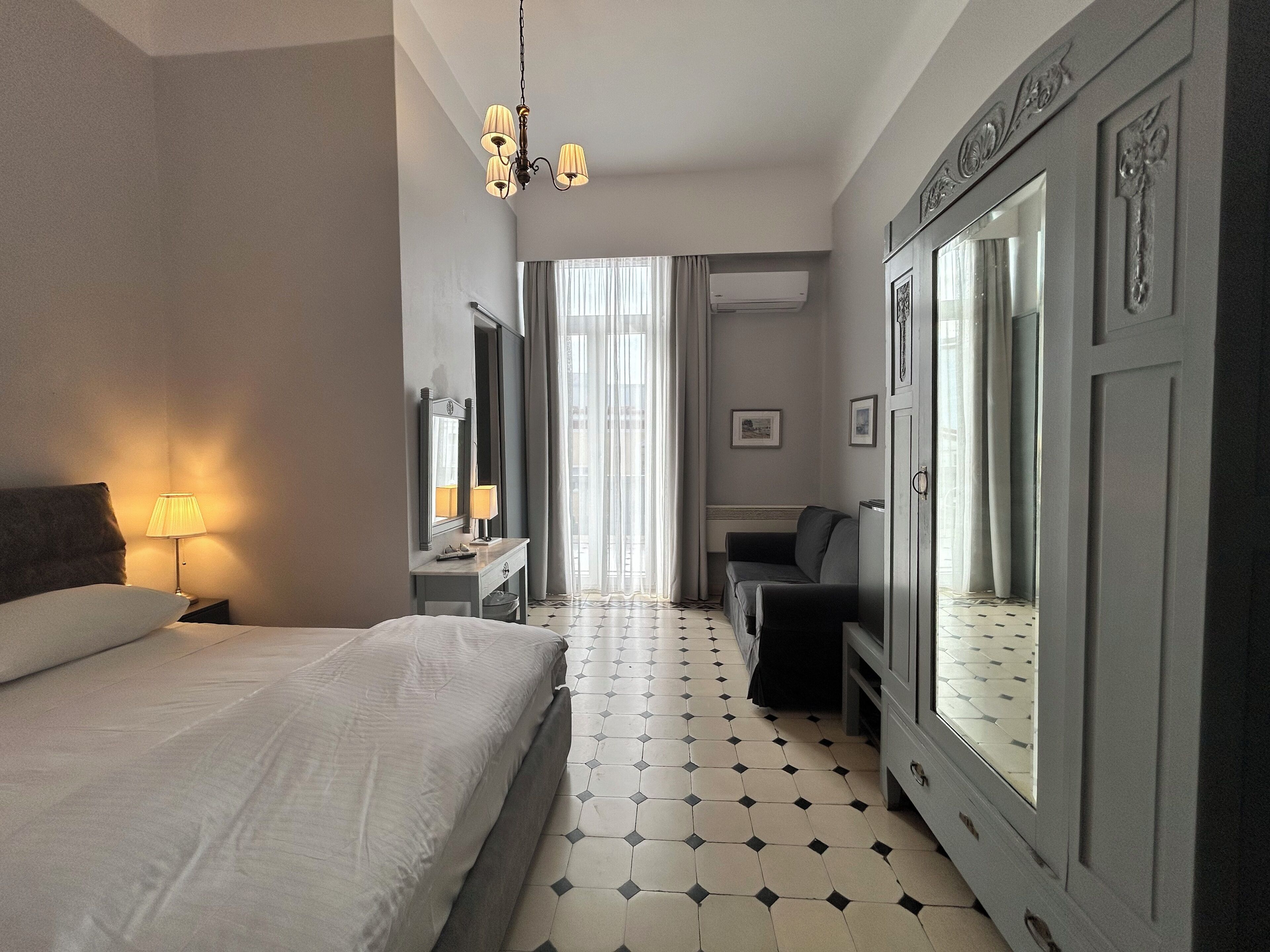 Kahden hengen deluxe-huone, parveke, osittainen valtamerinäköala | Pimennysverhot, silitysrauta/-lauta, ilmaiset vauvansängyt