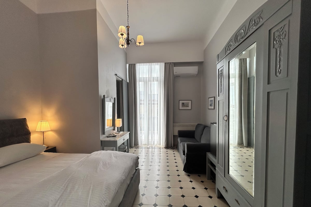 Kahden hengen deluxe-huone, parveke, osittainen valtamerinäköala | Pimennysverhot, silitysrauta/-lauta, ilmaiset vauvansängyt