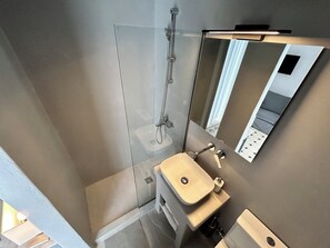 Habitación Deluxe doble, balcón, vistas parciales al mar | Baño
