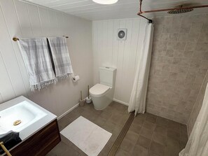 Shower, towels, soap, toilet paper - Bathurst River House B & B Room 3 Upstairs (Kelso)