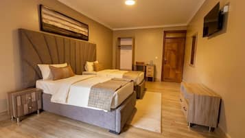 Tomannsrom – deluxe, byutsikt | Safe på rommet, skrivebord og skrivebord for bærbar PC