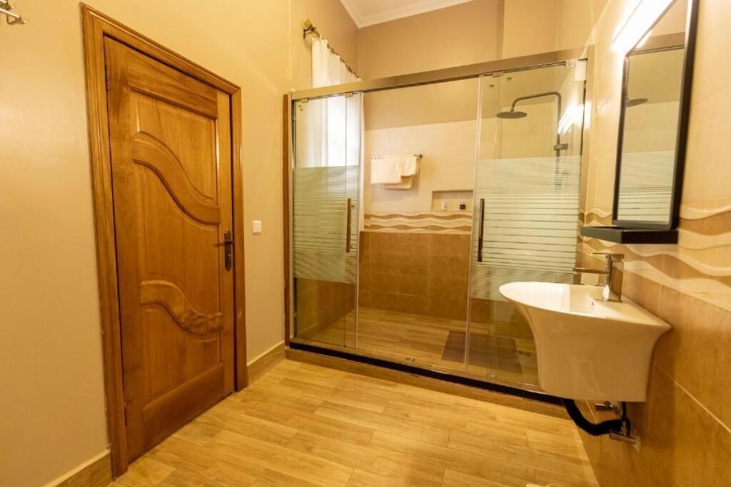 Deluxe Double Room, Balcony, City View | Bathroom | Shower, free toiletries, hair dryer, slippers
