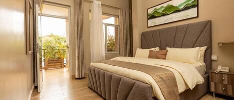 Cofres nos quartos, escrivaninha, espaço de trabalho para notebook