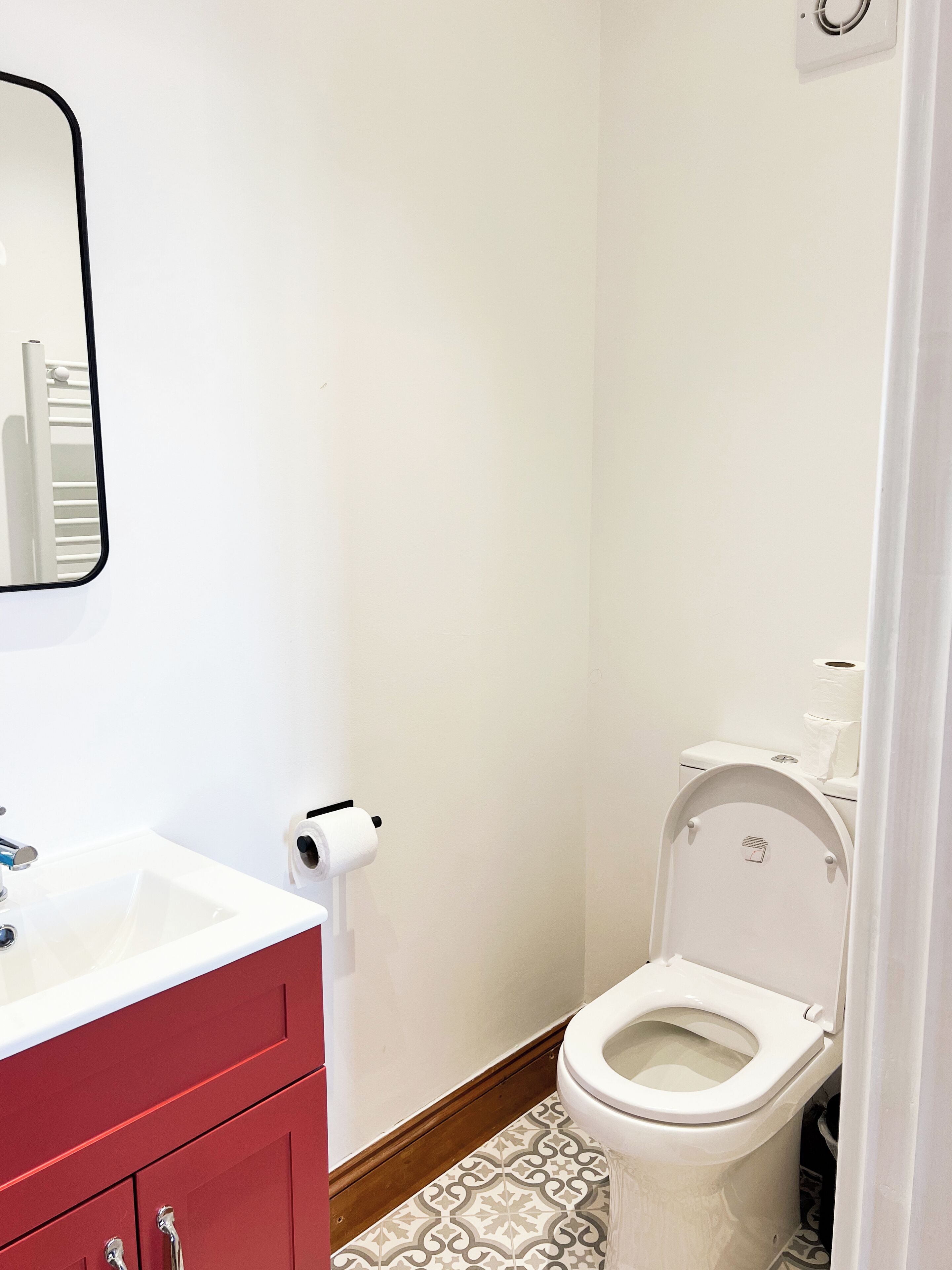 Secadora de cabello, toallas, shampoo, papel de baño 