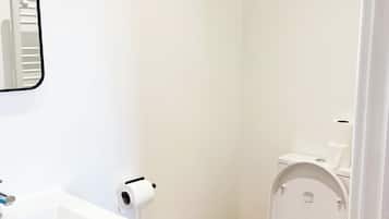 Secadora de cabello, toallas, shampoo, papel de baño