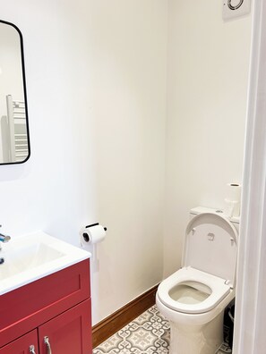 Hiustenkuivaaja, pyyhkeet, sampoo, vessapaperi