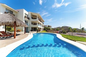 Pool - 2BR Oceanview Walk to Beach | Cruz del Mar (Huatulco)