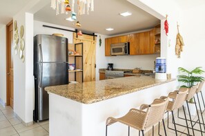 Fridge, microwave, oven, stovetop - 2BR Oceanview Walk to Beach | Cruz del Mar (Huatulco)