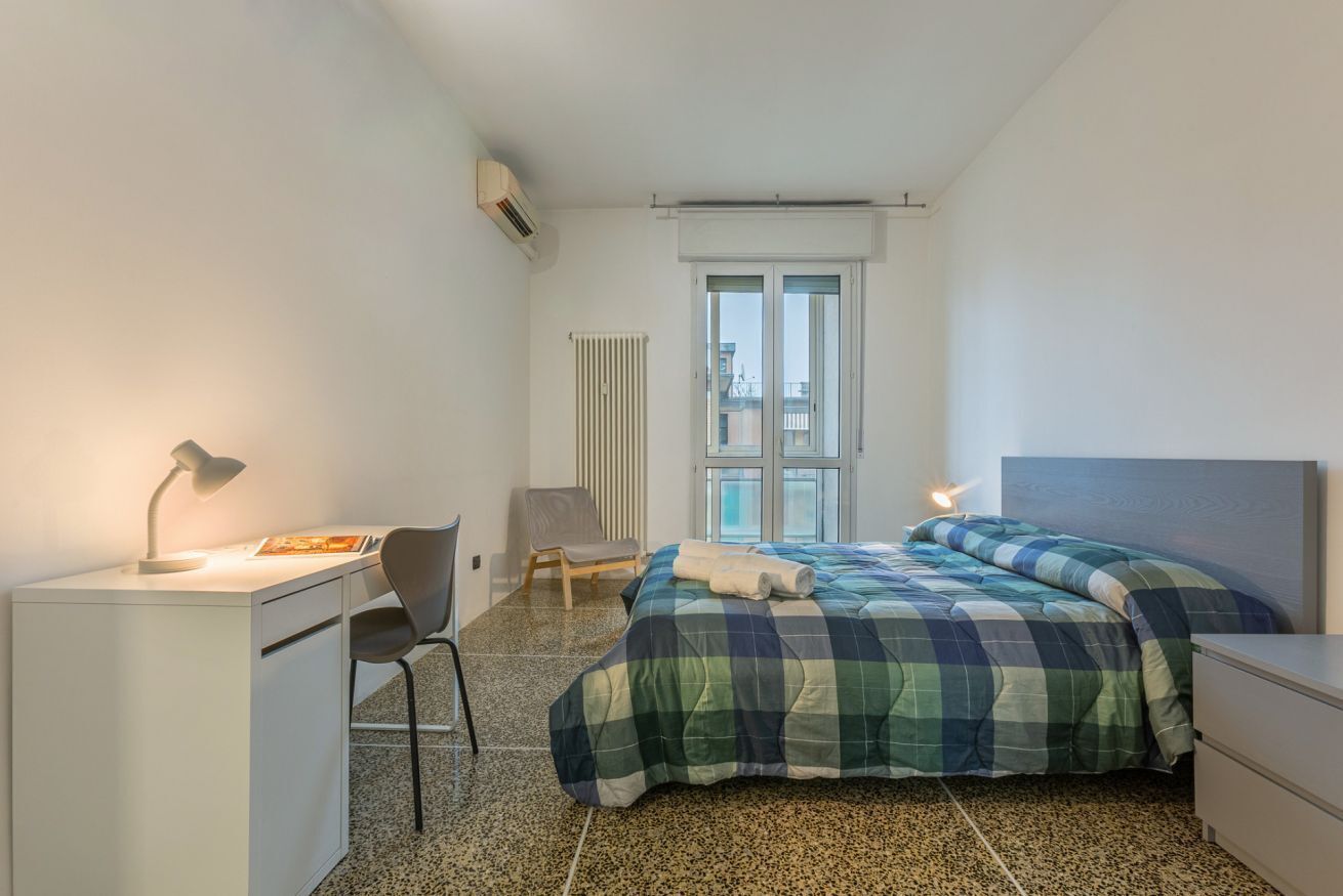 1 dormitorio y tabla de planchar con plancha