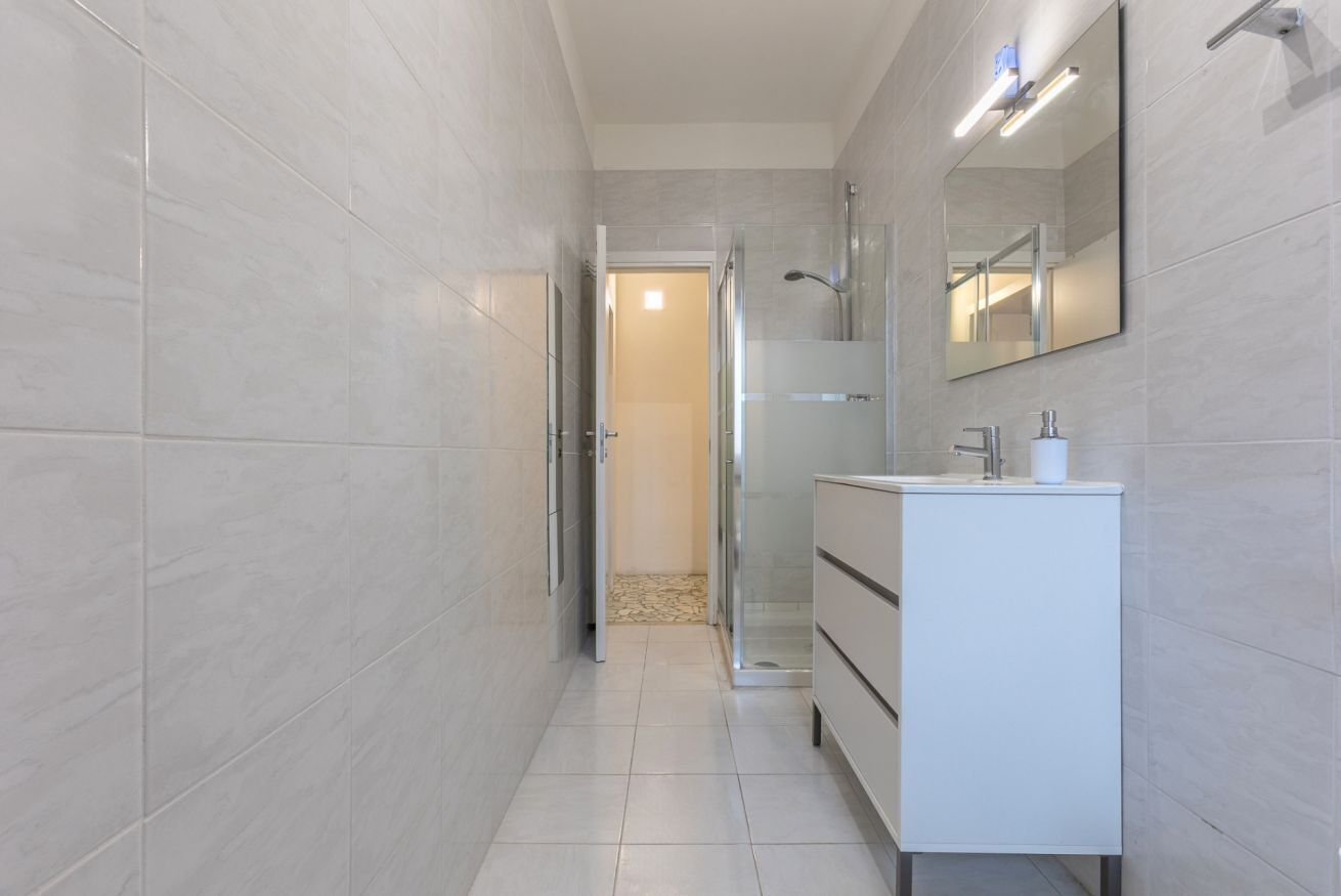 Shower, bidet, towels