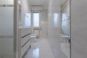 Dusche, Bidet, Handtücher