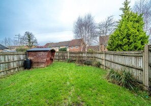 Property grounds - 1 Bedroom w/ Garden & Parking Near Gatwick Airport (Crawley)