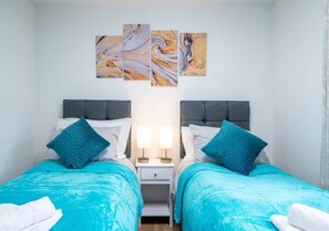 1 bedroom, iron/ironing board, free WiFi, bed sheets - Charming Crawley Getaway 1br Near Gatwick Airport (Crawley)