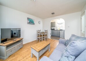 Living area - Charming Crawley Getaway 1br Near Gatwick Airport (Crawley)