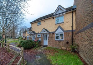 Exterior - 1 Bedroom w/ Garden & Parking Near Gatwick Airport (Crawley)