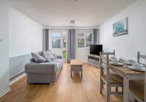 Living area - Charming Crawley Getaway 1br Near Gatwick Airport (Crawley)