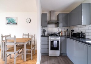 Fridge, microwave, oven, stovetop - Charming Crawley Getaway 1br Near Gatwick Airport (Crawley)