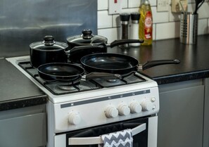 Fridge, microwave, oven, stovetop - 1 Bedroom w/ Garden & Parking Near Gatwick Airport (Crawley)