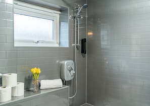 Combined shower/tub, deep soaking tub, hair dryer, towels - Charming Crawley Getaway 1br Near Gatwick Airport (Crawley)