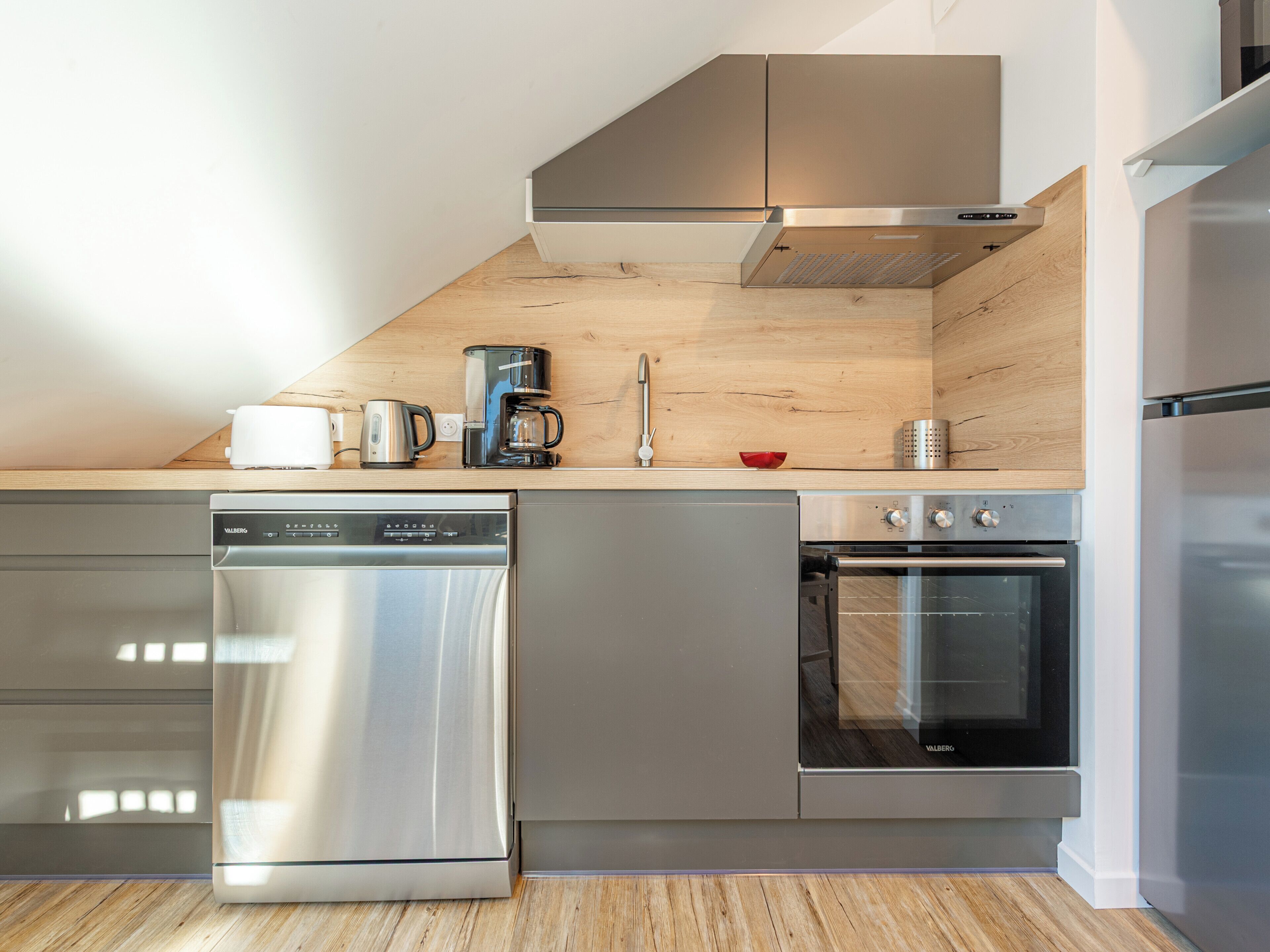 Kühlschrank, Wasserkocher mit Kaffee-/Teezubehör, Toaster