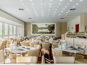 Apartment | Dining - Kaiserhof Feldberg Wheelchair Accessible Room (Feldberger Seenlandschaft)