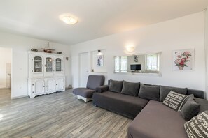 20-inch flat-screen TV with cable channels - Domus Alta, Two-bedroom House in Podgora (Podgora)